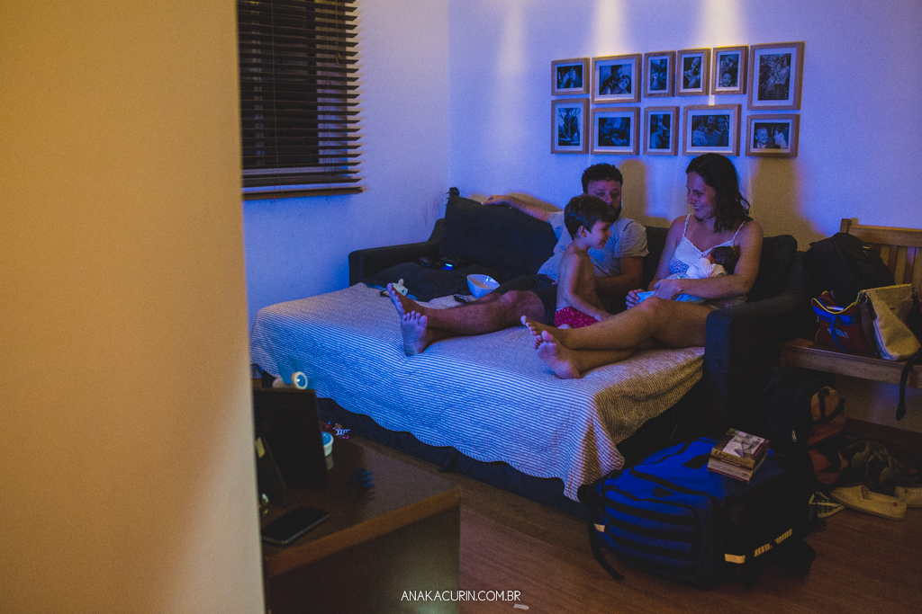 Parto domiciliar de Juliana Brito, nascimento de Francisco, assistido pela equipe Coletivo de Parteiras pelas enfermeiras obstétricas Maíra Libertad e Marina Barreto e pela doula Priscilla Lamenza, registrado pela fotógrafa de partos Ana Kacurin no RJ.