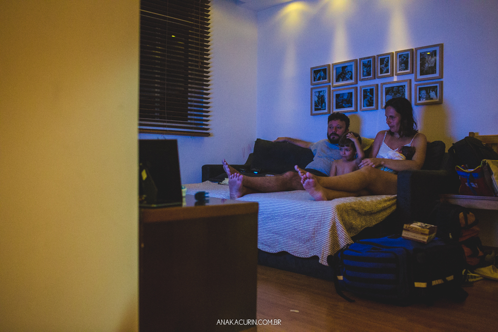 Parto domiciliar de Juliana Brito, nascimento de Francisco, assistido pela equipe Coletivo de Parteiras pelas enfermeiras obstétricas Maíra Libertad e Marina Barreto e pela doula Priscilla Lamenza, registrado pela fotógrafa de partos Ana Kacurin no RJ.