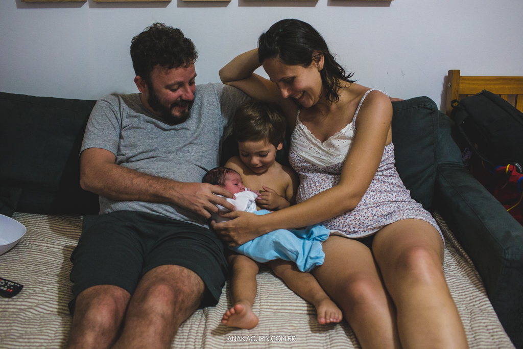 Parto domiciliar de Juliana Brito, nascimento de Francisco, assistido pela equipe Coletivo de Parteiras pelas enfermeiras obstétricas Maíra Libertad e Marina Barreto e pela doula Priscilla Lamenza, registrado pela fotógrafa de partos Ana Kacurin no RJ.