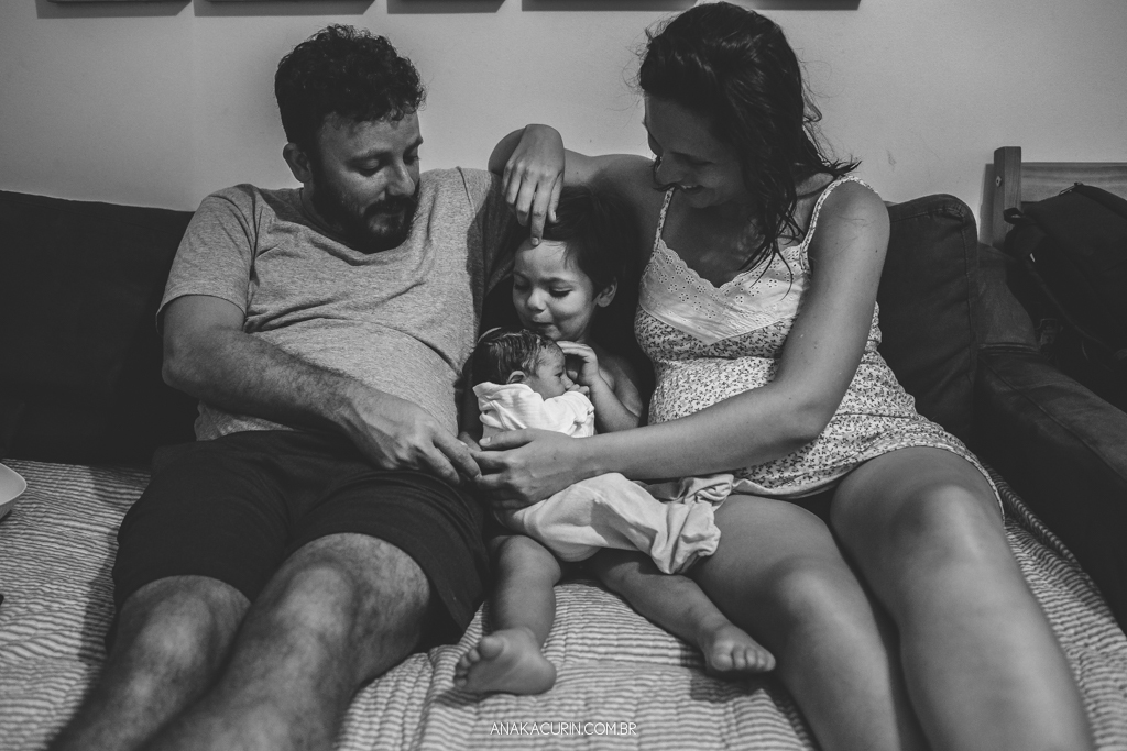 Parto domiciliar de Juliana Brito, nascimento de Francisco, assistido pela equipe Coletivo de Parteiras pelas enfermeiras obstétricas Maíra Libertad e Marina Barreto e pela doula Priscilla Lamenza, registrado pela fotógrafa de partos Ana Kacurin no RJ.