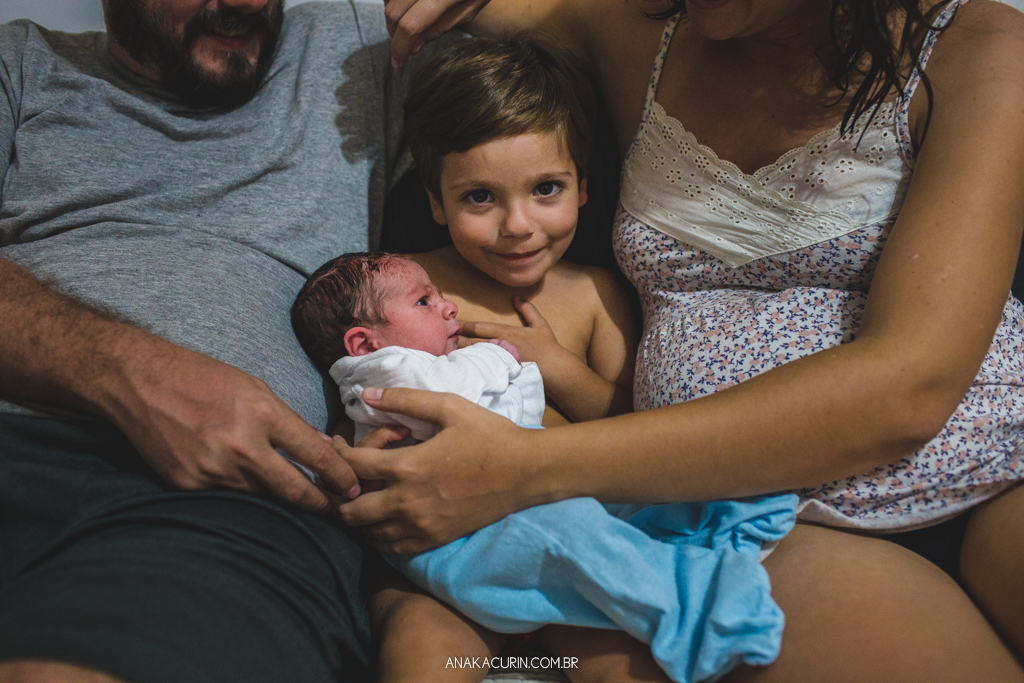 Parto domiciliar de Juliana Brito, nascimento de Francisco, assistido pela equipe Coletivo de Parteiras pelas enfermeiras obstétricas Maíra Libertad e Marina Barreto e pela doula Priscilla Lamenza, registrado pela fotógrafa de partos Ana Kacurin no RJ.