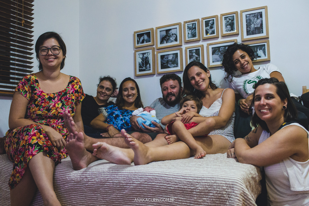 Parto domiciliar de Juliana Brito, nascimento de Francisco, assistido pela equipe Coletivo de Parteiras pelas enfermeiras obstétricas Maíra Libertad e Marina Barreto e pela doula Priscilla Lamenza, registrado pela fotógrafa de partos Ana Kacurin no RJ.