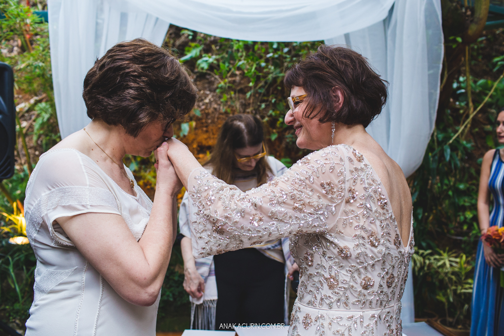 Casamento diurno Judaico homoafetivo de Bia e Léa no Horto, Rio de Janeiro, RJ.