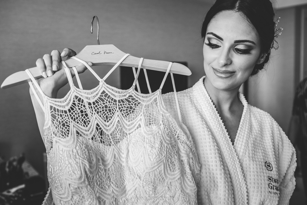 Vestido da Carol Nasser para o Casamento da Manu e do Bruno no Espaço 1 no Alto da Boavista no Rio de Janeiro, fotografado por Ana Kacurin