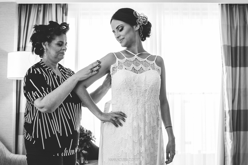 Vestido da Carol Nasser para o Casamento da Manu e do Bruno no Espaço 1 no Alto da Boavista no Rio de Janeiro, fotografado por Ana Kacurin