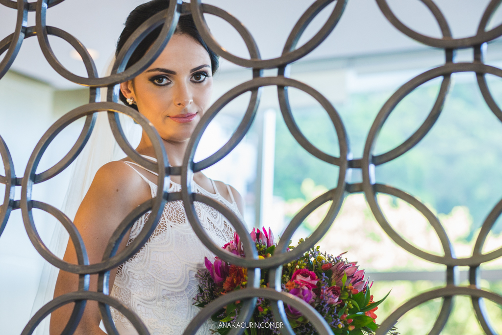 Vestido da Carol Nasser para o Casamento da Manu e do Bruno no Espaço 1 no Alto da Boavista no Rio de Janeiro, fotografado por Ana Kacurin