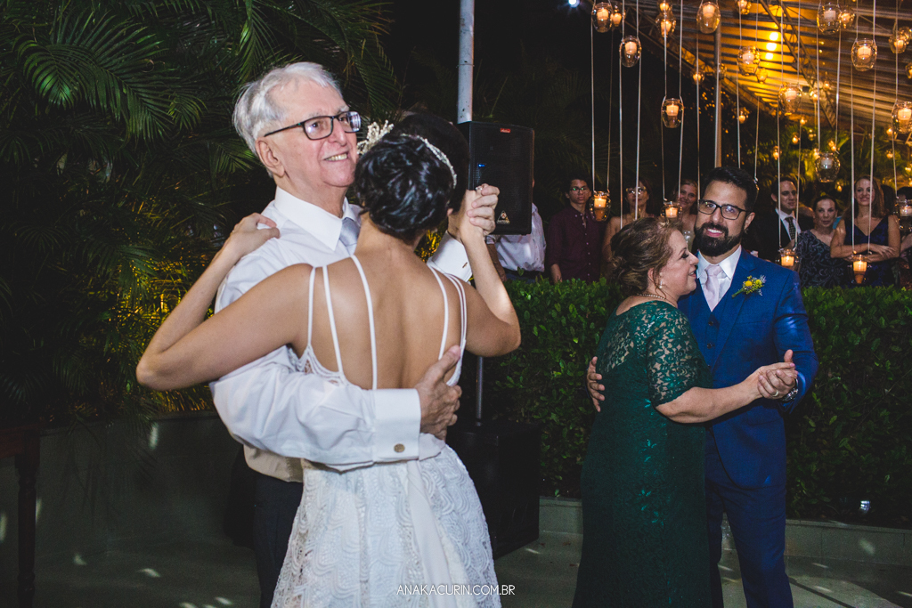 Casamento da Manu e do Bruno no Espaço 1 no Alto da Boavista no Rio de Janeiro, fotografado por Ana Kacurin