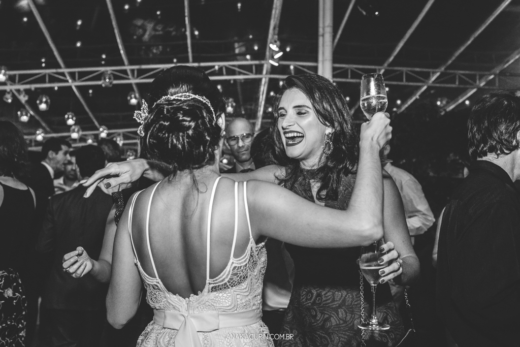 Casamento da Manu e do Bruno no Espaço 1 no Alto da Boavista no Rio de Janeiro, fotografado por Ana Kacurin