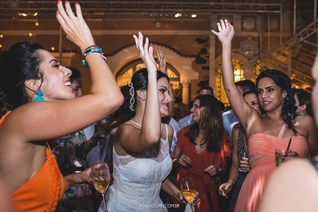 Casamento da Manu e do Bruno no Espaço 1 no Alto da Boavista no Rio de Janeiro, fotografado por Ana Kacurin