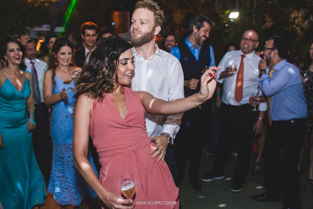 Casamento da Manu e do Bruno no Espaço 1 no Alto da Boavista no Rio de Janeiro, fotografado por Ana Kacurin