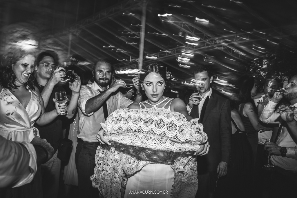 Casamento da Manu e do Bruno no Espaço 1 no Alto da Boavista no Rio de Janeiro, fotografado por Ana Kacurin