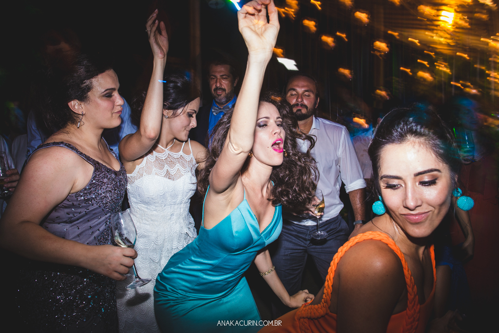 Casamento da Manu e do Bruno no Espaço 1 no Alto da Boavista no Rio de Janeiro, fotografado por Ana Kacurin