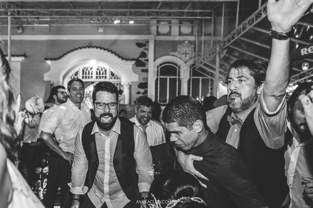 Casamento da Manu e do Bruno no Espaço 1 no Alto da Boavista no Rio de Janeiro, fotografado por Ana Kacurin