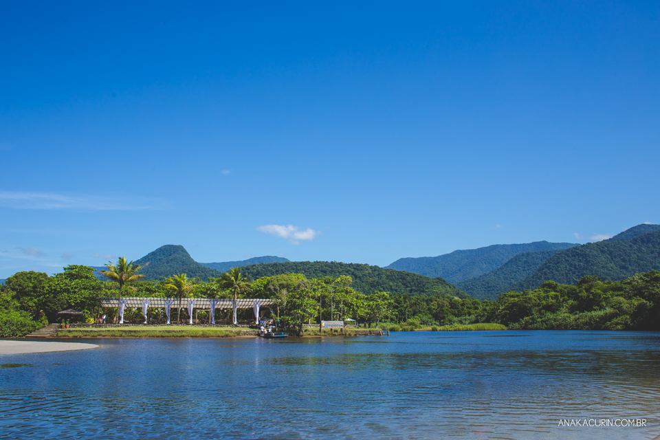 Casamento da noiva paula e do noivo Todd em Ubatuba - SP, na praia de Itamambuca, fotografado por Ana Kacurin.
