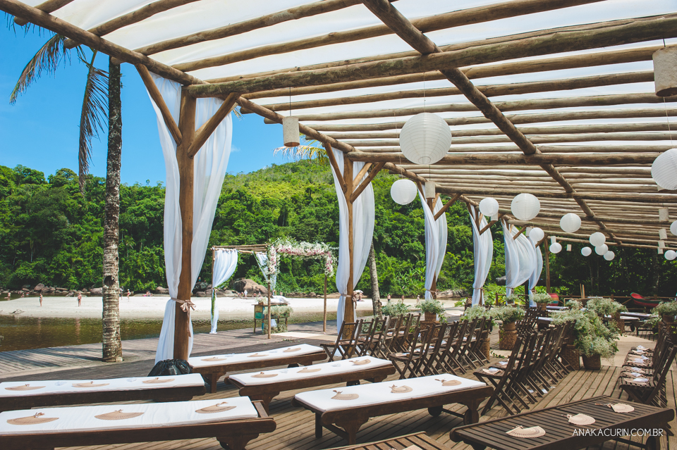 Casamento da noiva paula e do noivo Todd em Ubatuba - SP, na praia de Itamambuca, fotografado por Ana Kacurin.