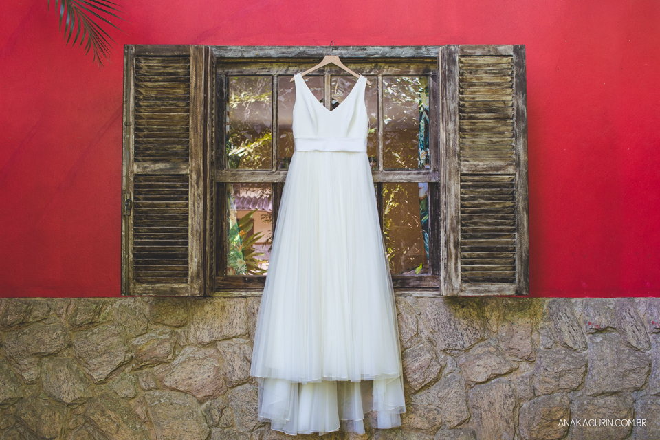 Casamento da noiva paula e do noivo Todd em Ubatuba - SP, na praia de Itamambuca, fotografado por Ana Kacurin.