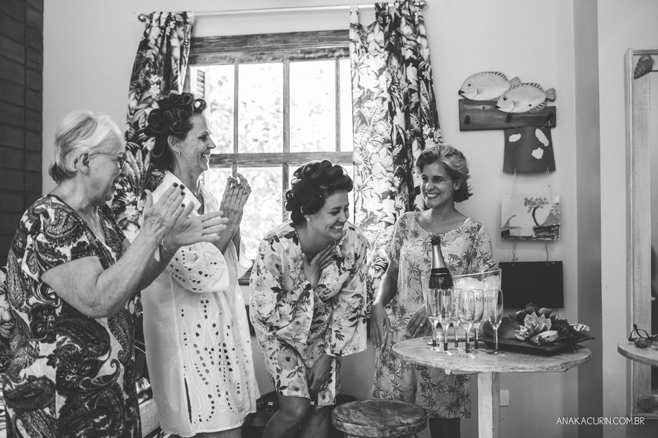 Casamento da noiva paula e do noivo Todd em Ubatuba - SP, na praia de Itamambuca, fotografado por Ana Kacurin.