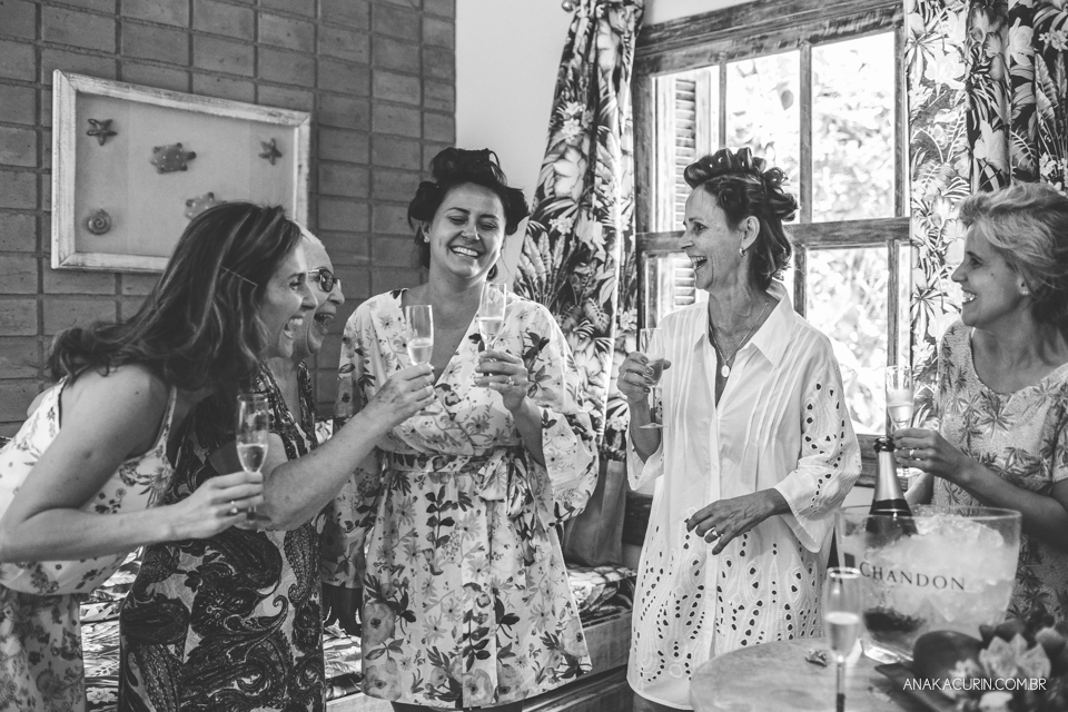 Casamento da noiva paula e do noivo Todd em Ubatuba - SP, na praia de Itamambuca, fotografado por Ana Kacurin.