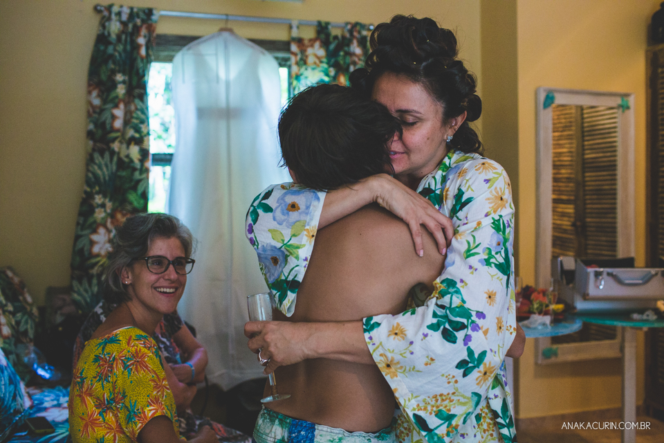 Casamento da noiva paula e do noivo Todd em Ubatuba - SP, na praia de Itamambuca, fotografado por Ana Kacurin.