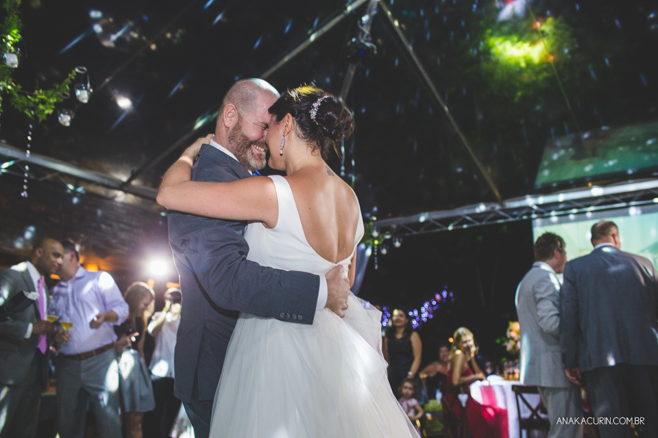 Casamento da noiva paula e do noivo Todd em Ubatuba - SP, na praia de Itamambuca, fotografado por Ana Kacurin.