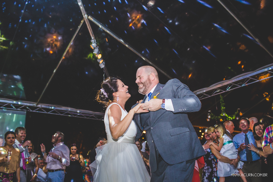 Casamento da noiva paula e do noivo Todd em Ubatuba - SP, na praia de Itamambuca, fotografado por Ana Kacurin.