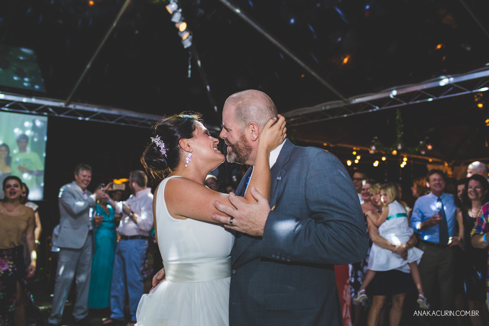 Casamento da noiva paula e do noivo Todd em Ubatuba - SP, na praia de Itamambuca, fotografado por Ana Kacurin.