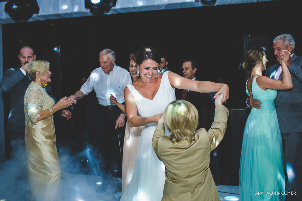 Casamento da noiva paula e do noivo Todd em Ubatuba - SP, na praia de Itamambuca, fotografado por Ana Kacurin.