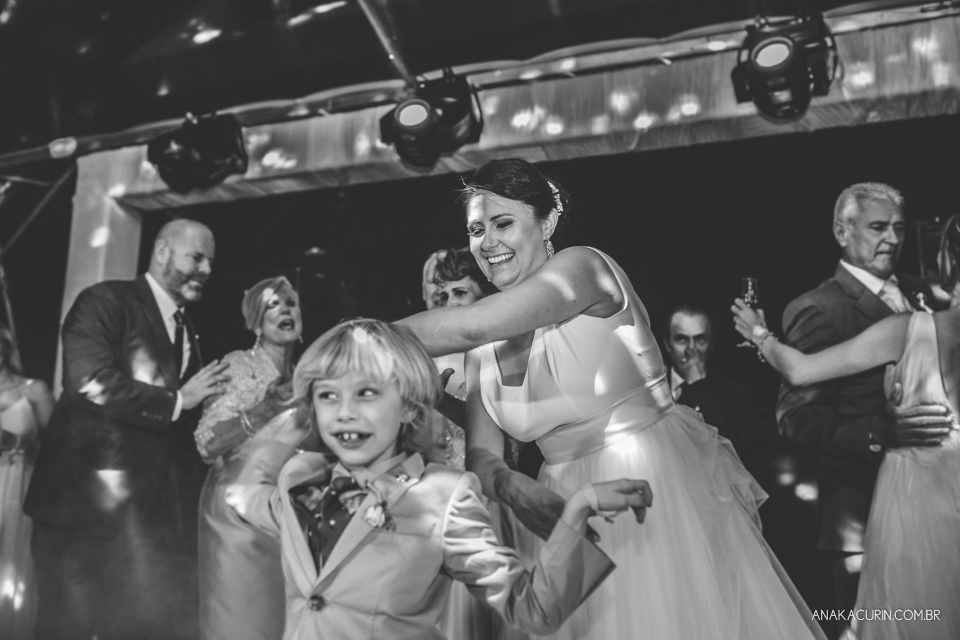 Casamento da noiva paula e do noivo Todd em Ubatuba - SP, na praia de Itamambuca, fotografado por Ana Kacurin.