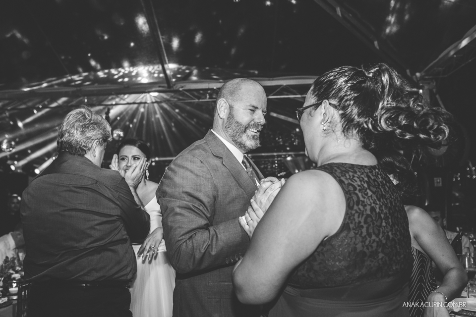 Casamento da noiva paula e do noivo Todd em Ubatuba - SP, na praia de Itamambuca, fotografado por Ana Kacurin.