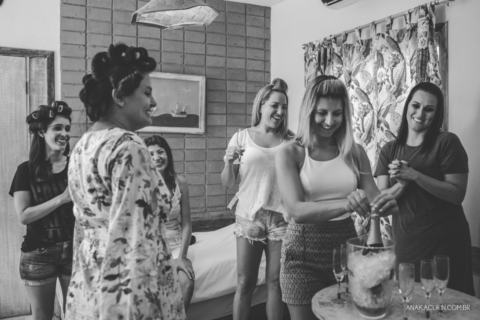 Casamento da noiva paula e do noivo Todd em Ubatuba - SP, na praia de Itamambuca, fotografado por Ana Kacurin.