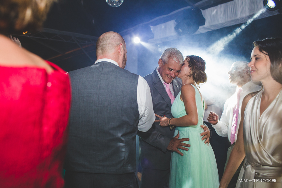 Casamento da noiva paula e do noivo Todd em Ubatuba - SP, na praia de Itamambuca, fotografado por Ana Kacurin.