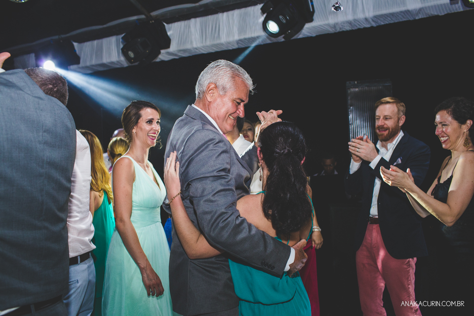 Casamento da noiva paula e do noivo Todd em Ubatuba - SP, na praia de Itamambuca, fotografado por Ana Kacurin.
