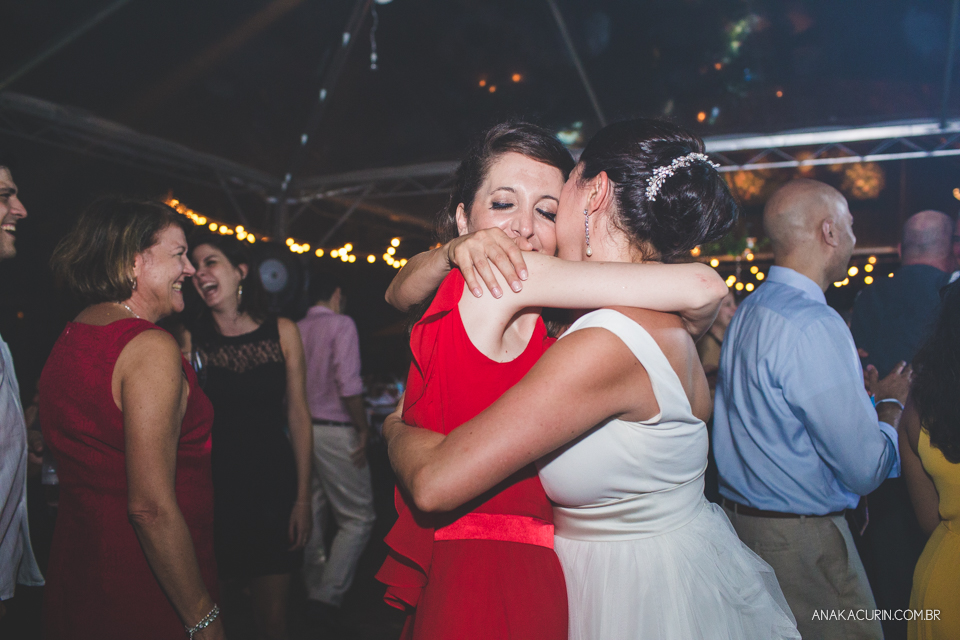 Casamento da noiva paula e do noivo Todd em Ubatuba - SP, na praia de Itamambuca, fotografado por Ana Kacurin.