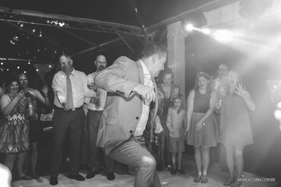 Casamento da noiva paula e do noivo Todd em Ubatuba - SP, na praia de Itamambuca, fotografado por Ana Kacurin.