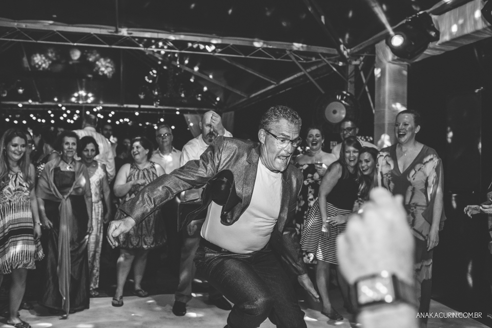 Casamento da noiva paula e do noivo Todd em Ubatuba - SP, na praia de Itamambuca, fotografado por Ana Kacurin.