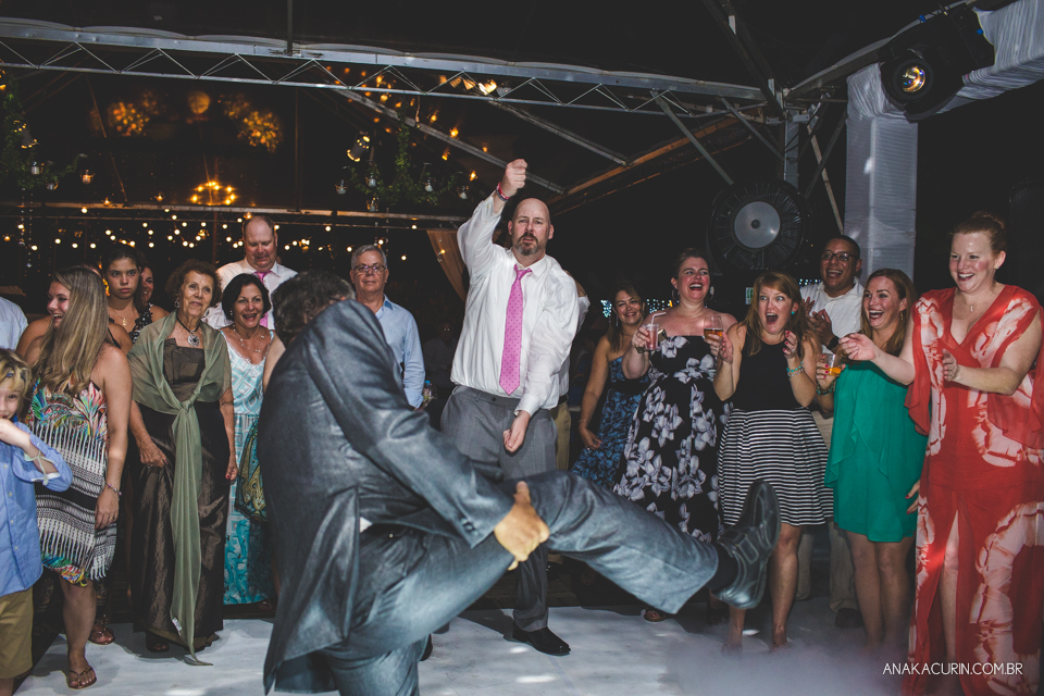 Casamento da noiva paula e do noivo Todd em Ubatuba - SP, na praia de Itamambuca, fotografado por Ana Kacurin.