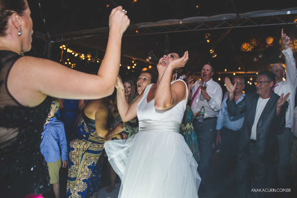 Casamento da noiva paula e do noivo Todd em Ubatuba - SP, na praia de Itamambuca, fotografado por Ana Kacurin.