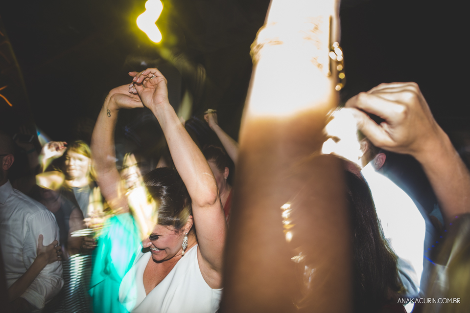 Casamento da noiva paula e do noivo Todd em Ubatuba - SP, na praia de Itamambuca, fotografado por Ana Kacurin.