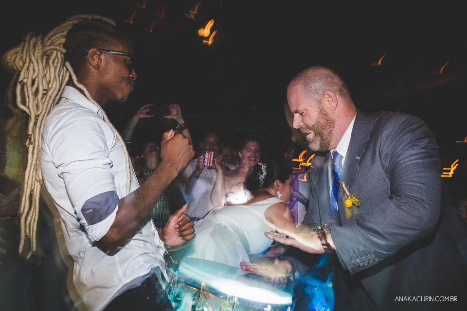 Casamento da noiva paula e do noivo Todd em Ubatuba - SP, na praia de Itamambuca, fotografado por Ana Kacurin.
