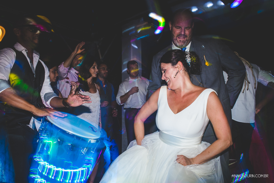 Casamento da noiva paula e do noivo Todd em Ubatuba - SP, na praia de Itamambuca, fotografado por Ana Kacurin.