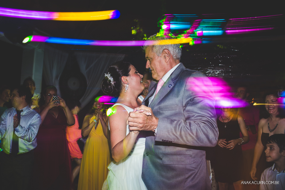 Casamento da noiva paula e do noivo Todd em Ubatuba - SP, na praia de Itamambuca, fotografado por Ana Kacurin.