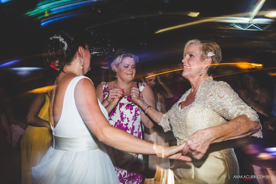 Casamento da noiva paula e do noivo Todd em Ubatuba - SP, na praia de Itamambuca, fotografado por Ana Kacurin.