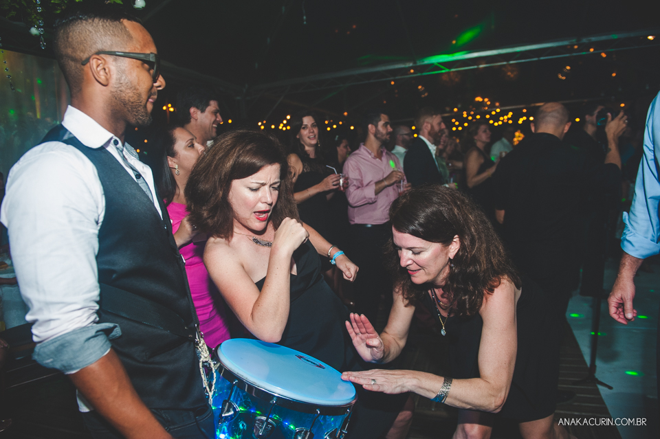 Casamento da noiva paula e do noivo Todd em Ubatuba - SP, na praia de Itamambuca, fotografado por Ana Kacurin.