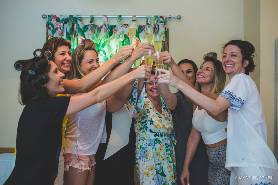 Casamento da noiva paula e do noivo Todd em Ubatuba - SP, na praia de Itamambuca, fotografado por Ana Kacurin.