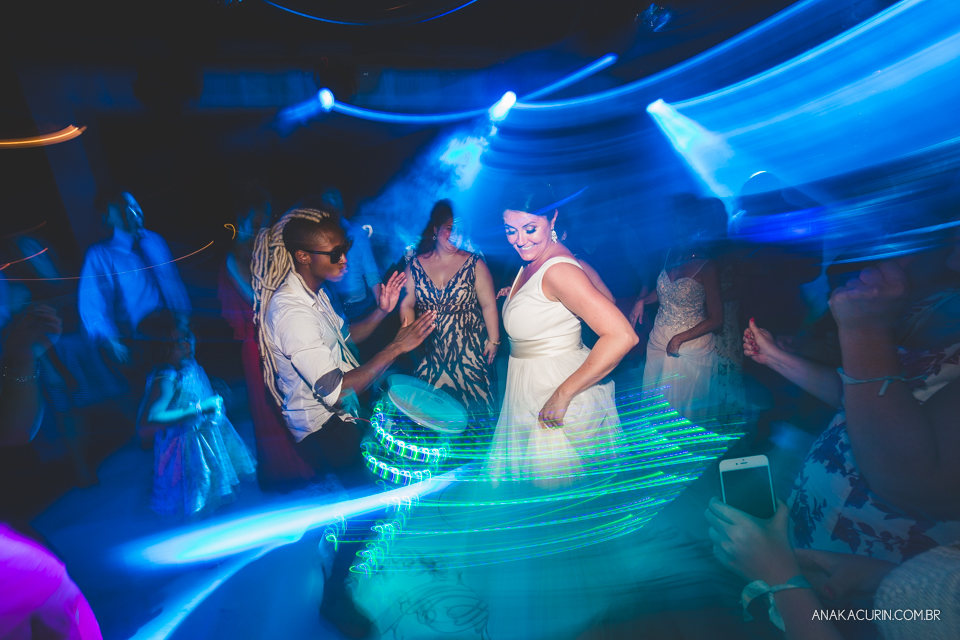 Casamento da noiva paula e do noivo Todd em Ubatuba - SP, na praia de Itamambuca, fotografado por Ana Kacurin.