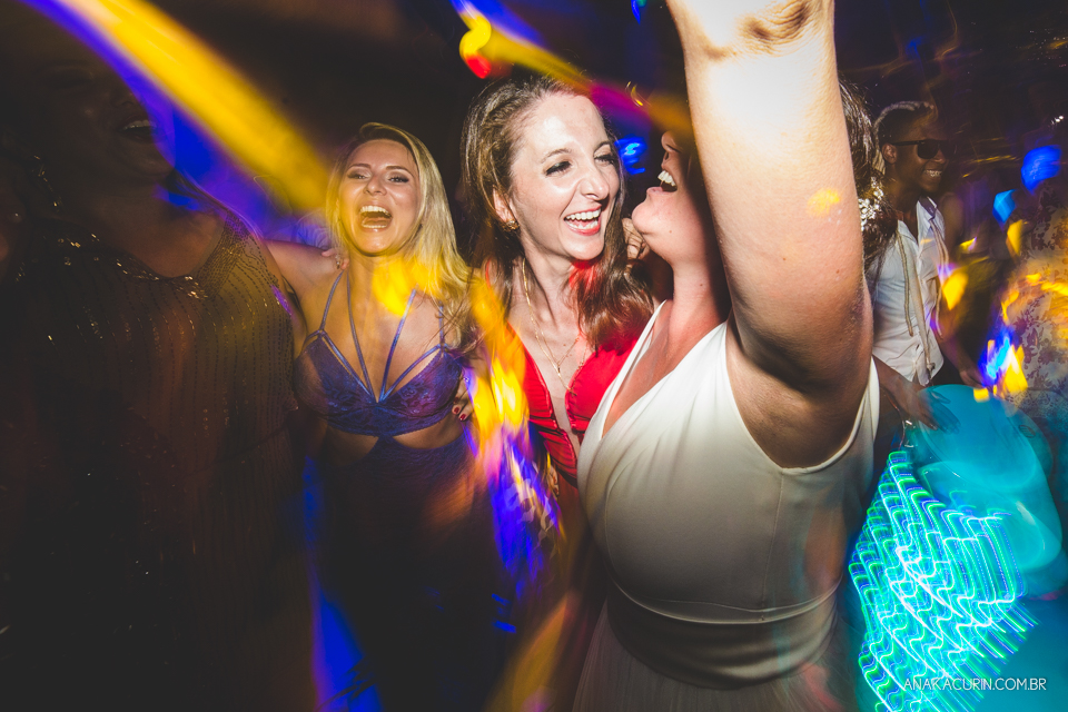 Casamento da noiva paula e do noivo Todd em Ubatuba - SP, na praia de Itamambuca, fotografado por Ana Kacurin.