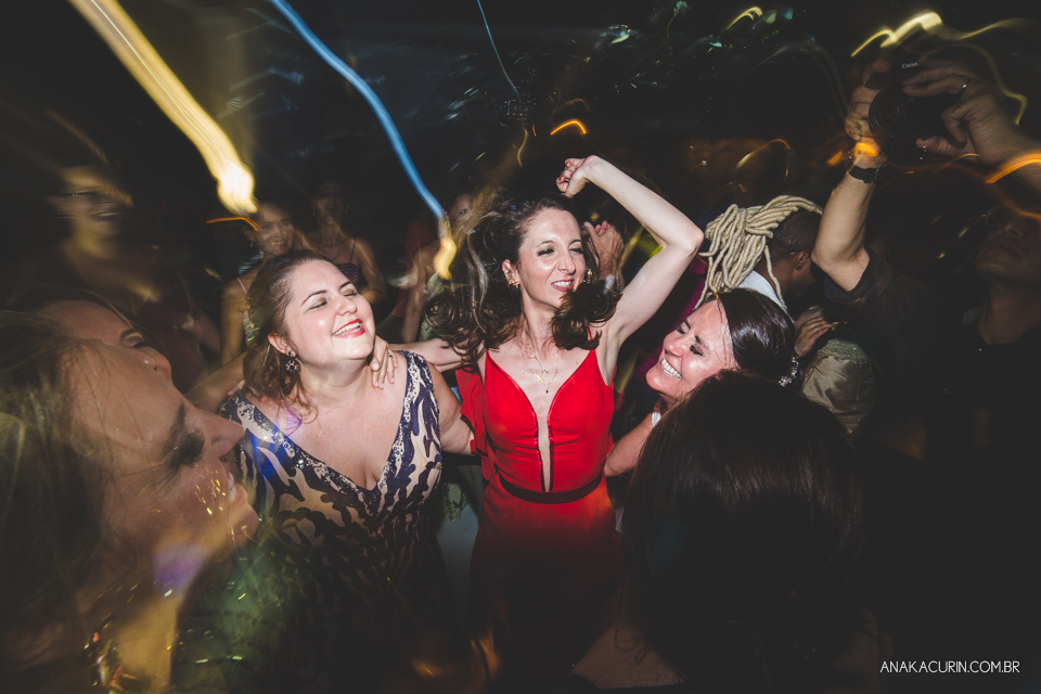 Casamento da noiva paula e do noivo Todd em Ubatuba - SP, na praia de Itamambuca, fotografado por Ana Kacurin.