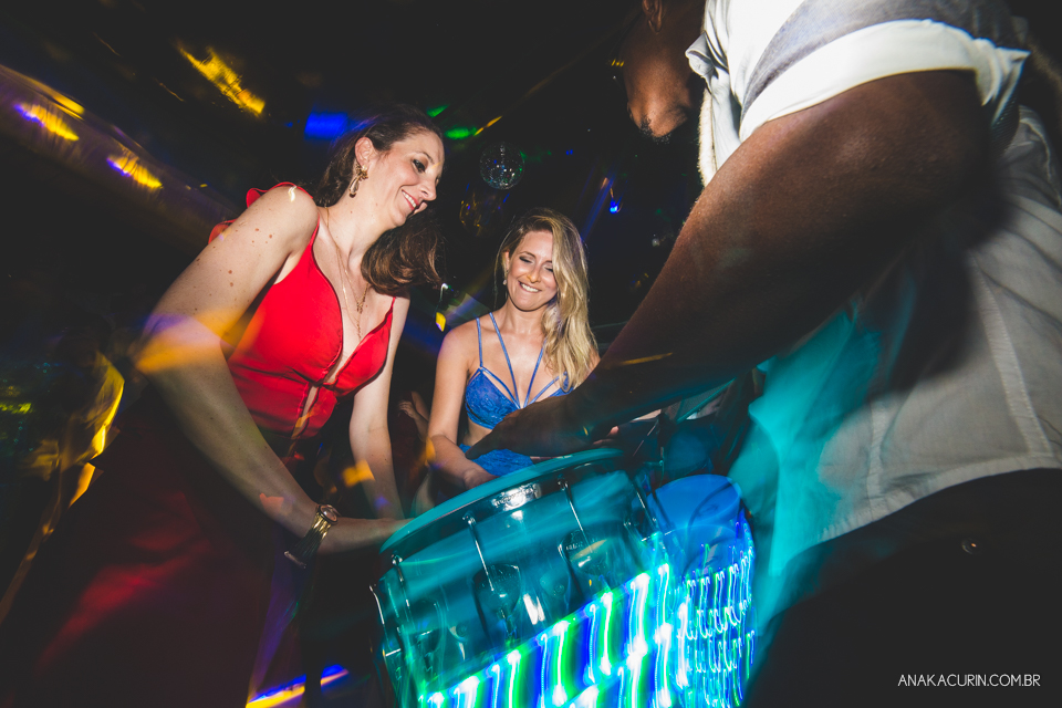 Casamento da noiva paula e do noivo Todd em Ubatuba - SP, na praia de Itamambuca, fotografado por Ana Kacurin.