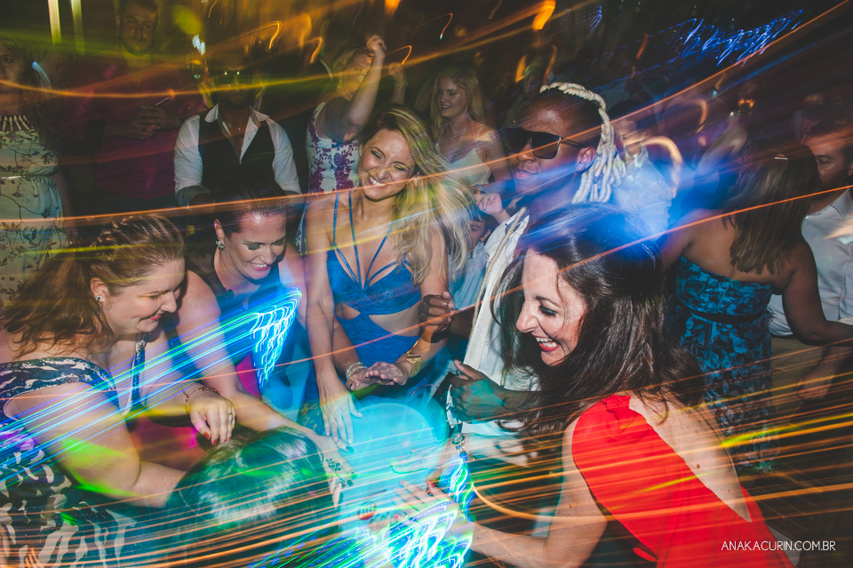 Casamento da noiva paula e do noivo Todd em Ubatuba - SP, na praia de Itamambuca, fotografado por Ana Kacurin.Casamento da noiva paula e do noivo Todd em Ubatuba - SP, na praia de Itamambuca, fotografado por Ana Kacurin.