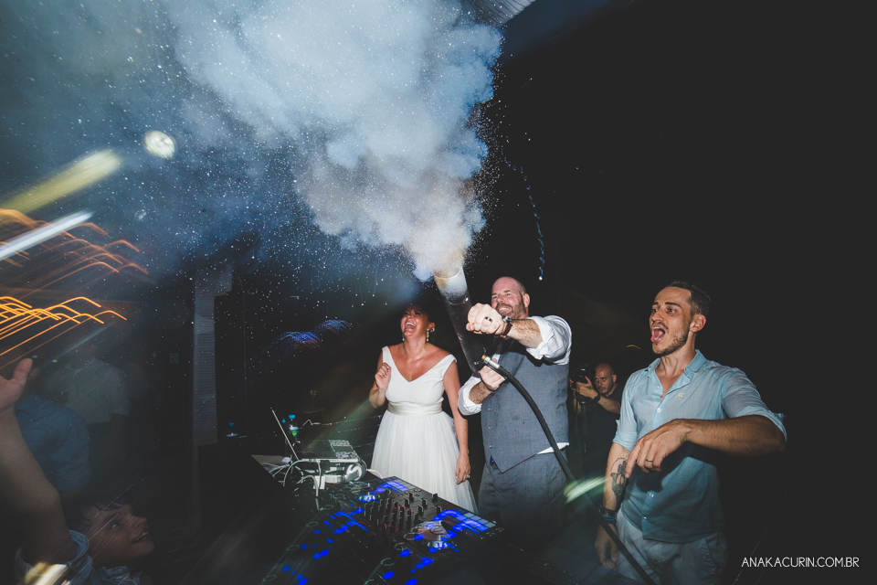 Casamento da noiva paula e do noivo Todd em Ubatuba - SP, na praia de Itamambuca, fotografado por Ana Kacurin.